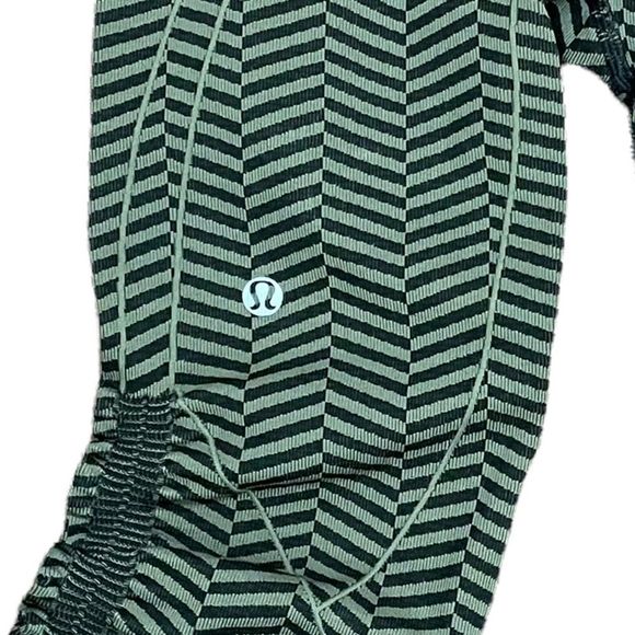 Lululemon In The Flow Crop II Seamless Leggings Fatigue Green Black Sz 4 - Picture 4 of 7